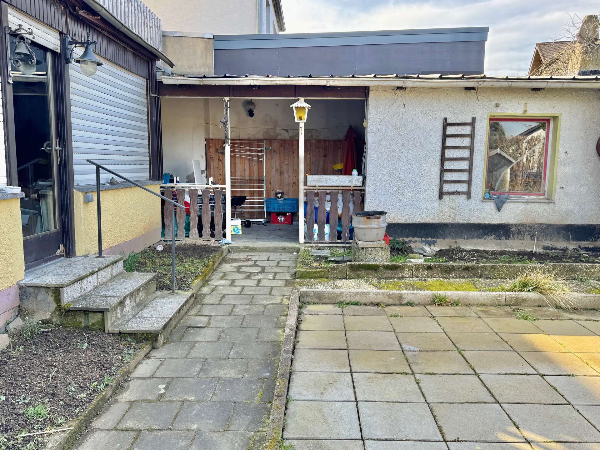 3 WOHNUNGEN, GARAGE, GARTEN, voll vermietet
